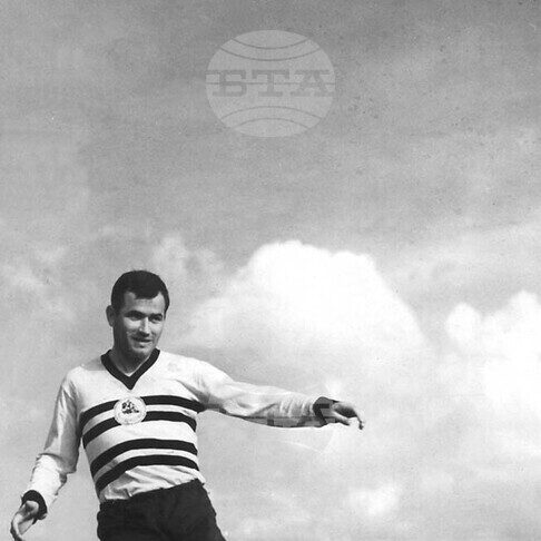 На 92-годишна възраст почина легендата на Локомотив (София) и българския футбол Спиро Дебърски