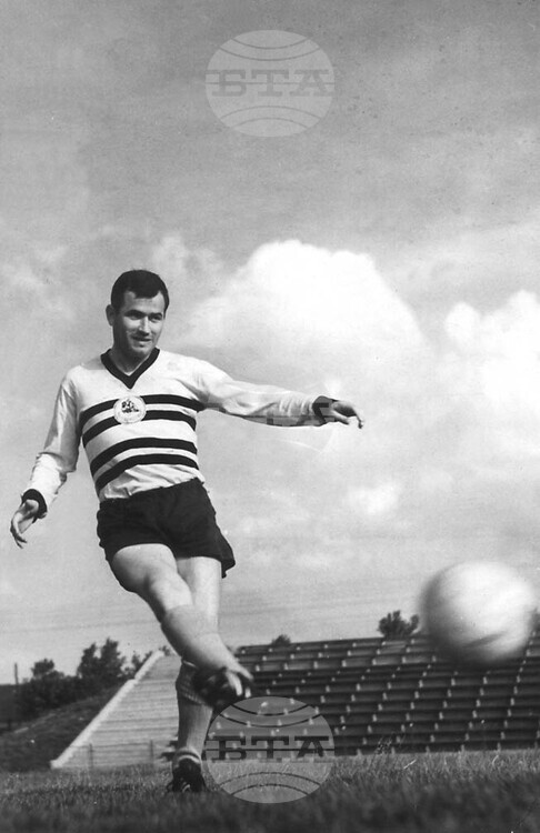 На 92-годишна възраст почина легендата на Локомотив (София) и българския футбол Спиро Дебърски