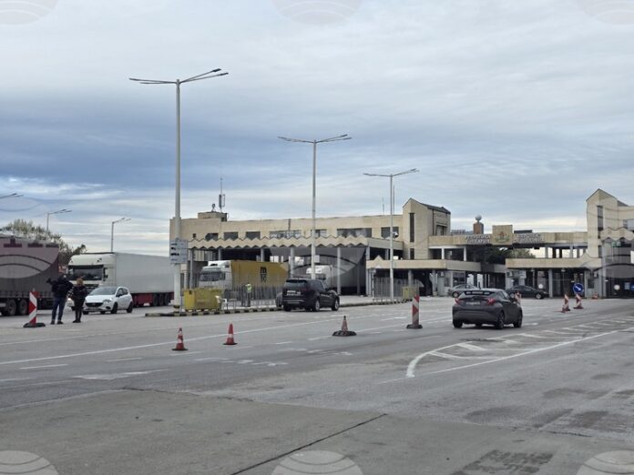 Нормален е трафикът на граничните пунктове в страната, на преходите с Гърция са възможни затруднения при преминаването заради стачни действия