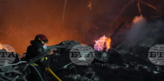 ОБНОВЕНА Четирима души загинаха в украинския град Харков при най-мащабната руска атака за тази година, съобщиха местните власти