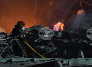 ОБНОВЕНА Четирима души загинаха в украинския град Харков при най-мащабната руска атака за тази година, съобщиха местните власти