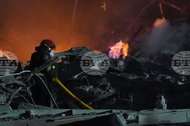 ОБНОВЕНА Четирима души загинаха в украинския град Харков при най-мащабната руска атака за тази година, съобщиха местните власти