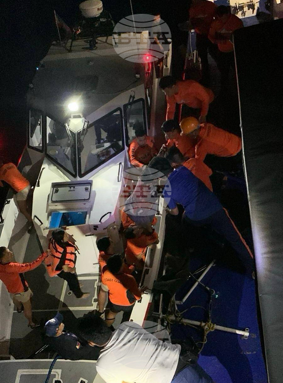 ОБНОВЕНА
                                                                                                Десетки са в неизвестност, а 15 души загинаха след потъване на ферибот във Филипините