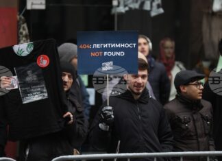 ОБНОВЕНА Граждани протестират пред ВСС с искане за оставката на и.ф. главен прокурор Борислав Сарафов