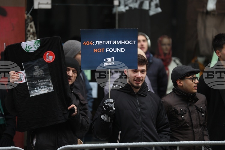 ОБНОВЕНА Граждани протестират пред ВСС с искане за оставката на и.ф. главен прокурор Борислав Сарафов