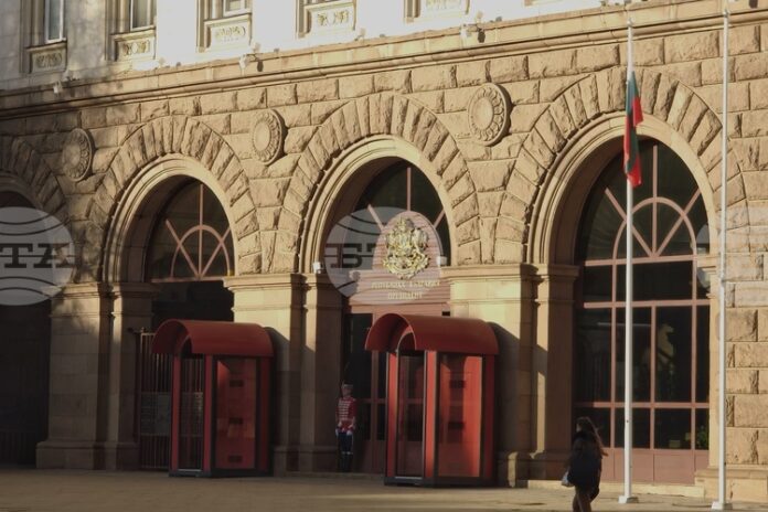 Обзор
                                                                                                Какви са политическите нагласи преди връчването утре на първия проучвателен мандат