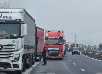 Около 15 километра е опашката от товарни автомобили на магистрала "Марица" преди граничния пункт "Капитан Андреево"