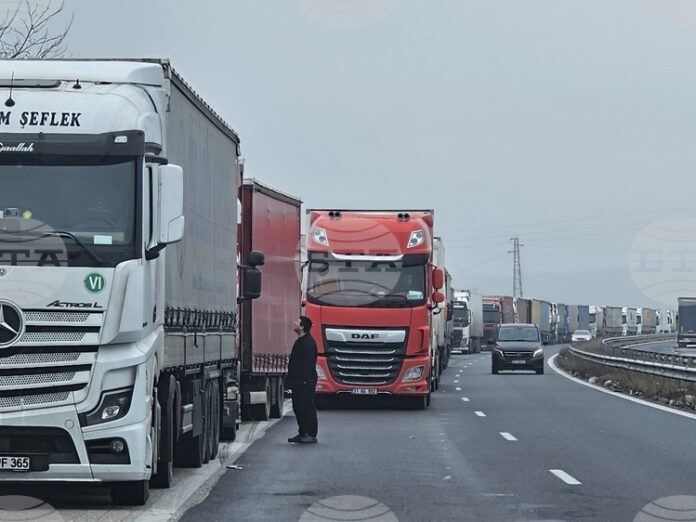 Около 15 километра е опашката от товарни автомобили на магистрала Около 15 километра е опашката от товарни автомобили на магистрала "Марица" преди граничния пункт "Капитан Андреево"