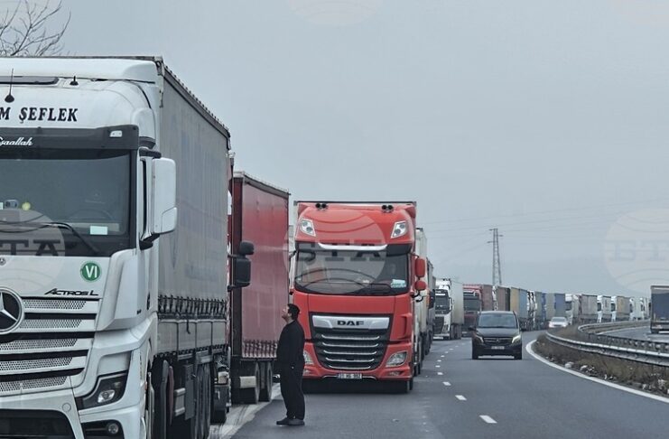 Около 15 километра е опашката от товарни автомобили на магистрала "Марица" преди граничния пункт "Капитан Андреево"