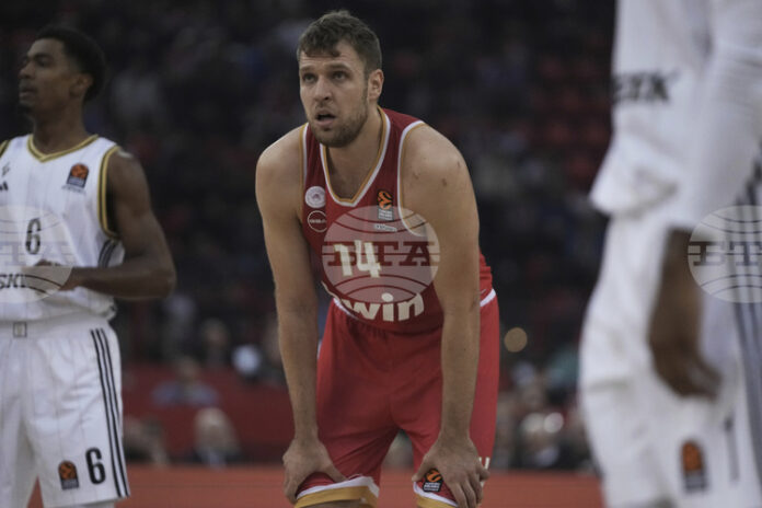 Олимпиакос победи Байерн Мюнхен след 25 точки на Александър Везенков