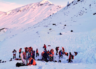 Осем души загинаха при три лавини в Австрия