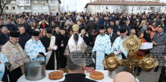 Осемнадесетгодишният Васил Борисов извади богоявленския кръст от водите на езерото в столичния квартал "Дружба"