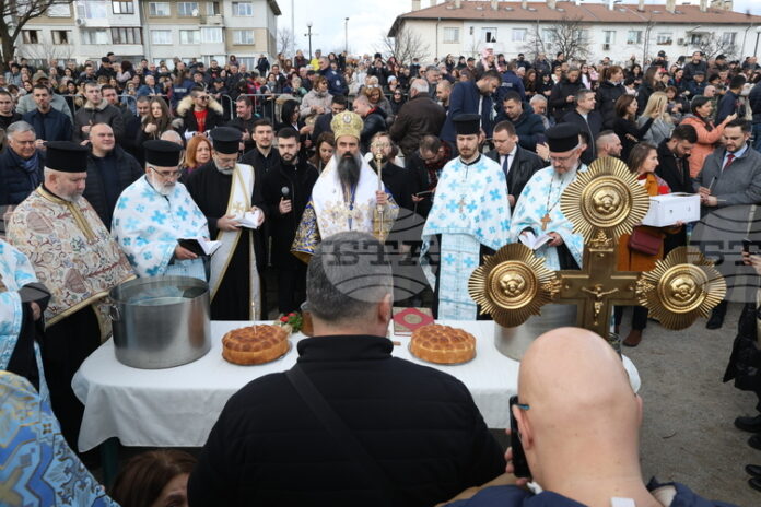 Осемнадесетгодишният Васил Борисов извади богоявленския кръст от водите на езерото в столичния квартал "Дружба"