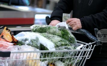 Основни хранителни стоки, някои плодове и зеленчуци поскъпват, сочат данните на Държавната комисия по стоковите борси и тържищата
