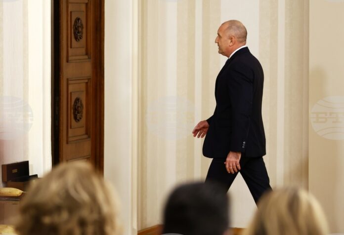 Оставката на президента Румен Радев е внесена в Конституционния съд