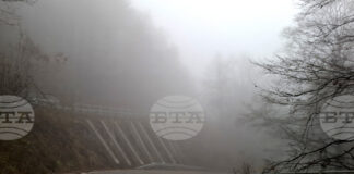 Поради мъгла видимостта в няколко области в страната е намалена, съобщиха от Агенция „Пътна инфраструктура“