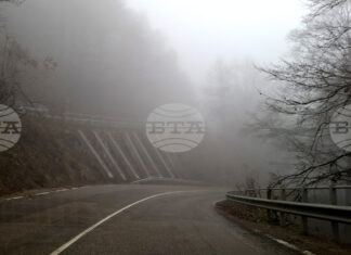 Поради мъгла видимостта в няколко области в страната е намалена, съобщиха от Агенция „Пътна инфраструктура“