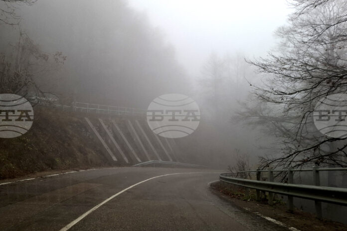 Поради мъгла видимостта в няколко области в страната е намалена, съобщиха от Агенция „Пътна инфраструктура“