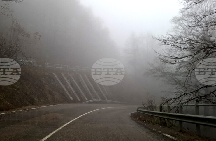 Поради мъгла видимостта в няколко области в страната е намалена, съобщиха от Агенция „Пътна инфраструктура“