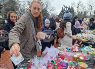 Повече от 6000 евро събраха в Търговище на благотворително хоро с базар в подкрепа на лечението на шестгодишно дете Повече от 6000 евро събраха в Търговище на благотворително хоро с базар в подкрепа на лечението на шестгодишно дете