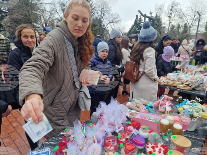 Повече от 6000 евро събраха в Търговище на благотворително хоро Повече от 6000 евро събраха в Търговище на благотворително хоро с базар в подкрепа на лечението на шестгодишно дете