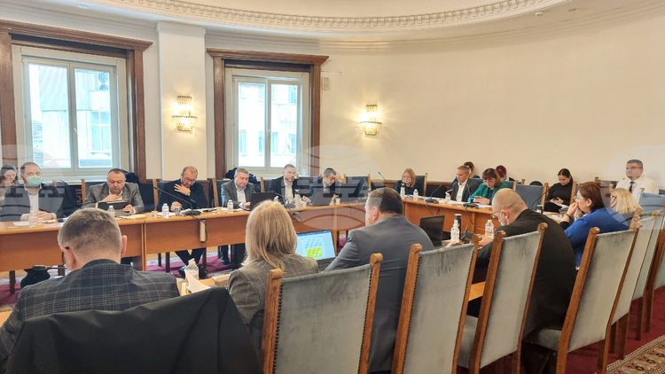 Комисията по правни и конституционни въпроси на Народното събрание одобри