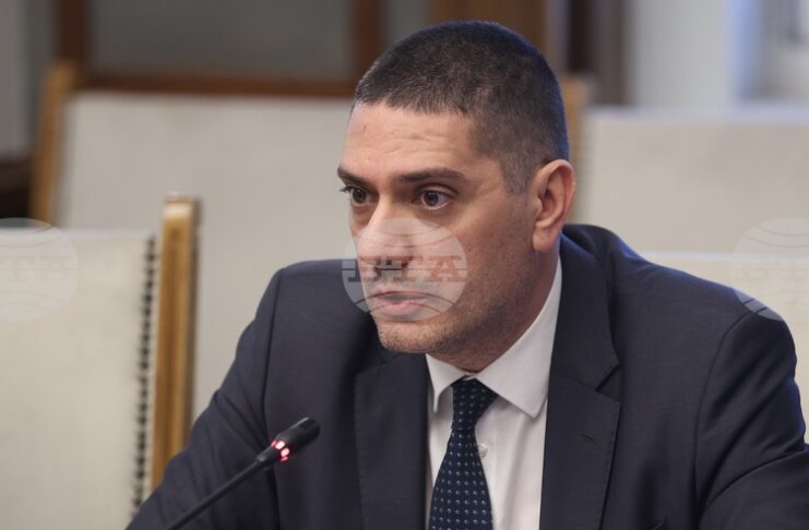 Председателят на комисията по отбрана Христо Гаджев обясни, че за да може да каже срокове, ратификацията за Съвета за мир първо трябва да бъде внесена в парламента