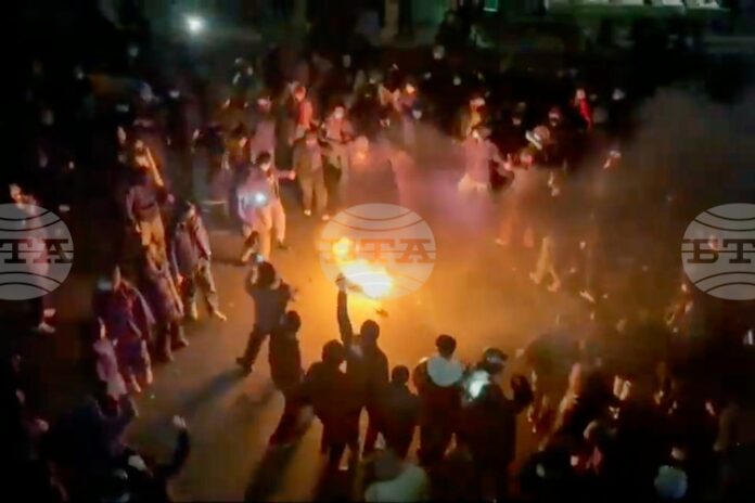 ПРЕГЛЕД НА ПЕЧАТА
                                                                                                Американски и британски издания коментират протестите в Иран и възможността за намеса на САЩ