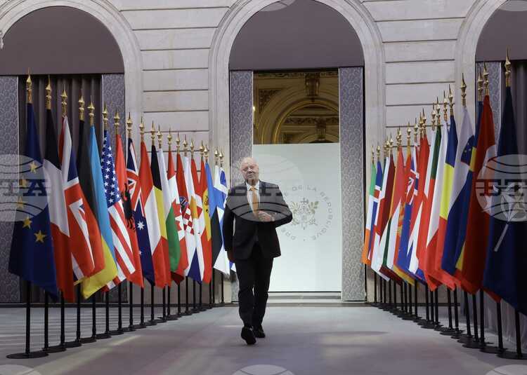 Министър председателят бе посрещнат от френския президент Еманюел Макрон На