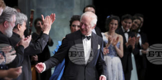 През 2026 г. Кралската опера в Лондон ще постави нови сценични завеси, почитащи патрона крал Чарлз Трети