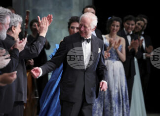 През 2026 г. Кралската опера в Лондон ще постави нови сценични завеси, почитащи патрона крал Чарлз Трети