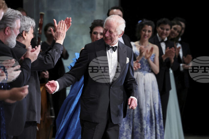 През 2026 г. Кралската опера в Лондон ще постави нови сценични завеси, почитащи патрона крал Чарлз Трети