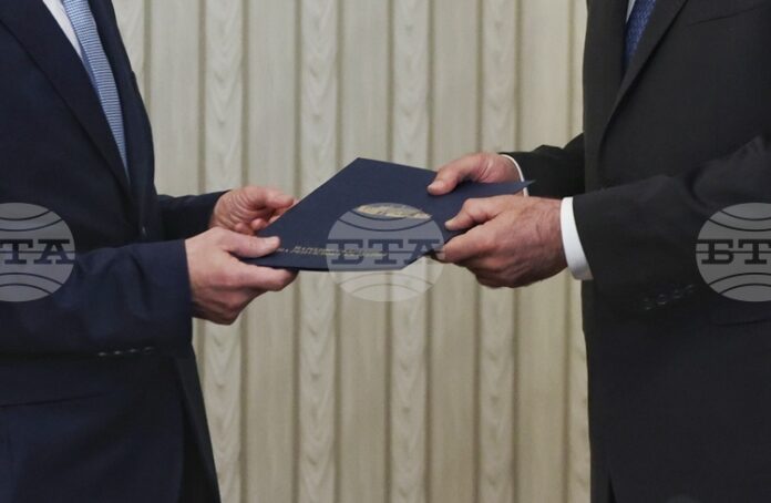 Президентът Румен Радев ще връчи мандат за съставяне на правителство на ГЕРБ-СДС; от формацията заявиха, че ще го върнат