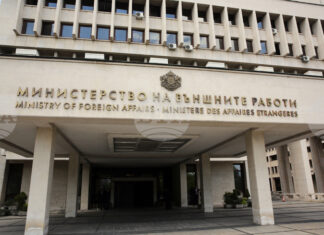 Редица авиокомпании отменят полетите си от и до Иран, предупредиха от МВнР