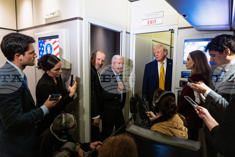 По време на пресконференция на борда на самолета Еър Форс