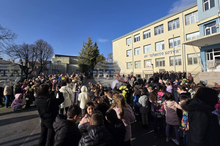 Ученици от основно училище Христо Ботев изнесоха поетичен рецитал посветен