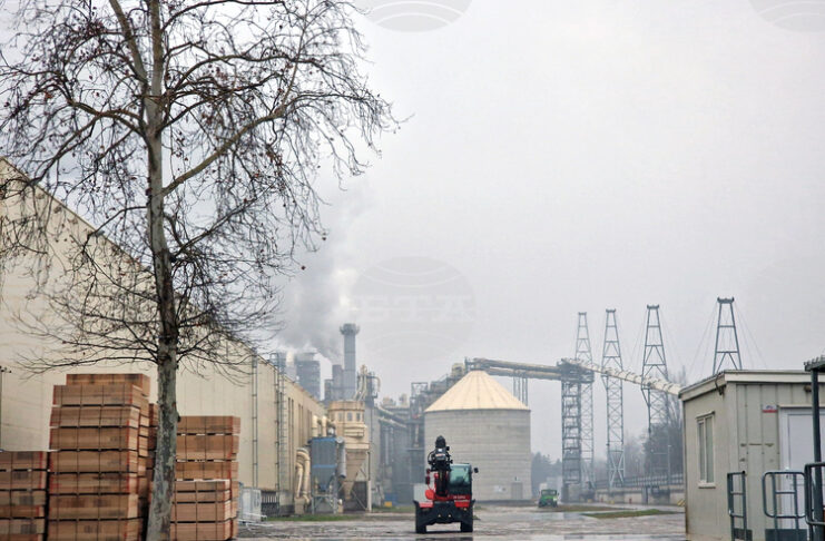 Съдът в Бургас спря предварителното изпълнение на принудителната административна мярка за спиране на линия на „Кроношпан“, съобщават от компанията