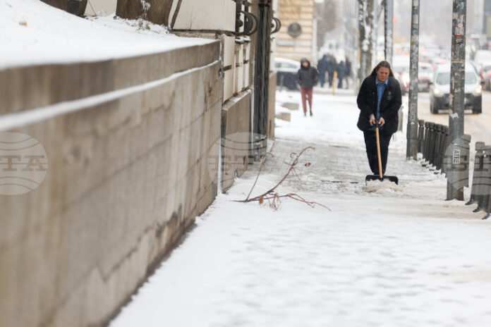 След първия снеговалеж са наложени 46 глоби на търговски обекти за непочистени тротоари, съобщиха от Столична община
