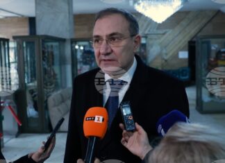 Смятам, че петте процента са абсолютно гарантирани, каза министърът в оставка Борислав Гуцанов за ръста на заплатите в бюджетната сфера Смятам, че петте процента са абсолютно гарантирани, каза министърът в оставка Борислав Гуцанов за ръста на заплатите в бюджетната сфера