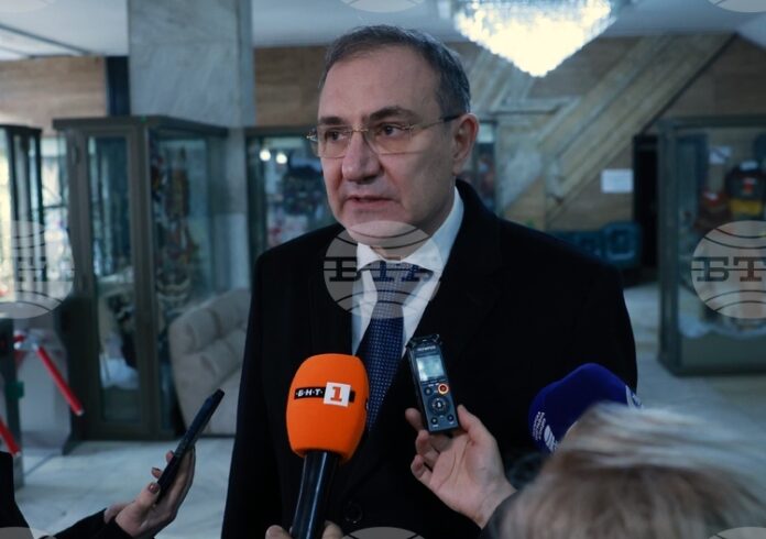 Смятам, че петте процента са абсолютно гарантирани, каза министърът в оставка Борислав Гуцанов за ръста на заплатите в бюджетната сфера