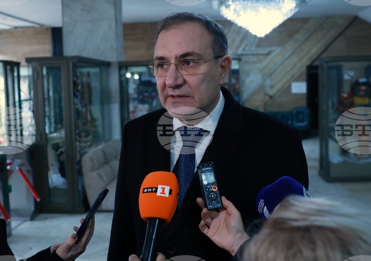 Смятам, че петте процента са абсолютно гарантирани, каза министърът в оставка Борислав Гуцанов за ръста на заплатите в бюджетната сфера