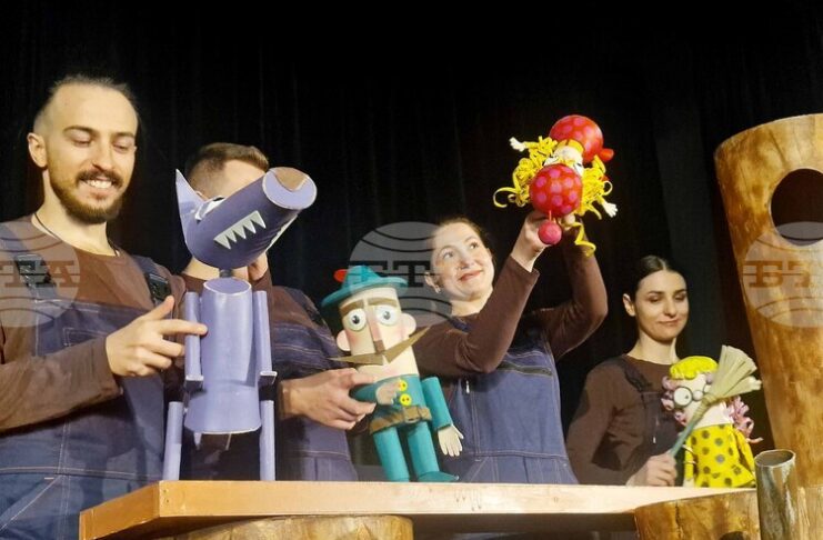 Театърът не е обикновен занаят или професия, каза за БТА в Хасково режисьорът Леонард Капон