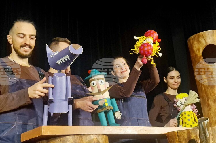 Театърът не е обикновен занаят или професия, каза за БТА в Хасково режисьорът Леонард Капон