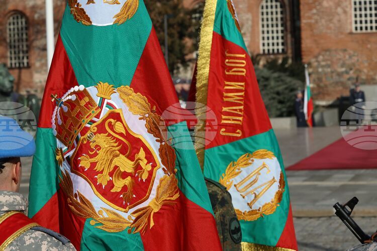 Традиционният богоявленски водосвет за бойните знамена флаговете и знаците светини