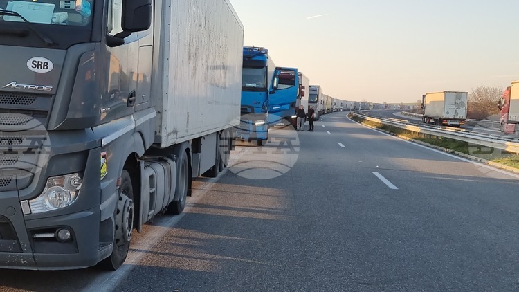 Трафикът е изключително интензивен на ГКПП "Капитан Андреево" и "Лесово" за товарни автомобили, съобщават от "Гранична полиция"