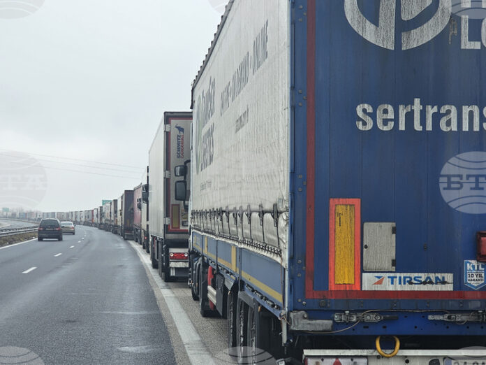 Трафикът на ГКПП „Капитан Андреево“ е интензивен, съобщават от "Гранична полиция"