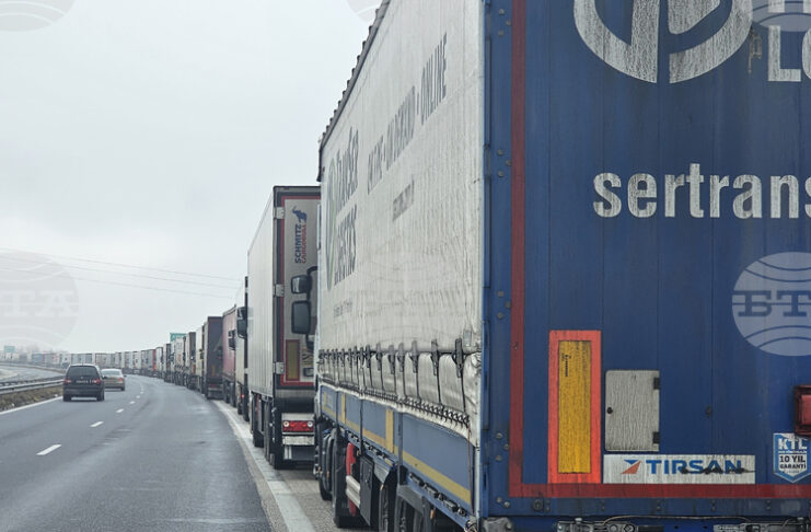 Трафикът на ГКПП „Капитан Андреево“ е интензивен, съобщават от "Гранична полиция"