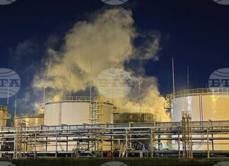 Трима души загинаха при пожар на пристанище в руския Краснодарски край след украинска атака с дронове, съобщиха местните власти