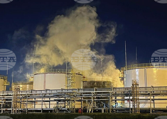 Трима души загинаха при пожар на пристанище в руския Краснодарски край след украинска атака с дронове, съобщиха местните власти