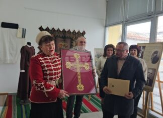 Учителката Елисавета Георгиева дари пано с ръчно извезан кръст на къщата музей „Райна Княгиня“ в Панагюрище